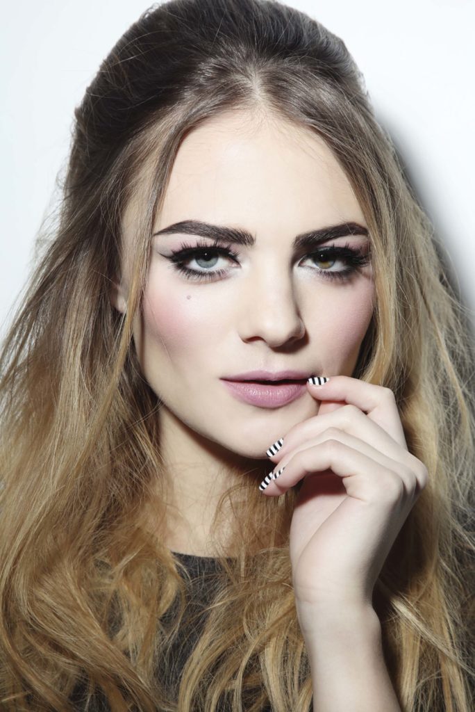 modelo branca com cabelo liso loiro