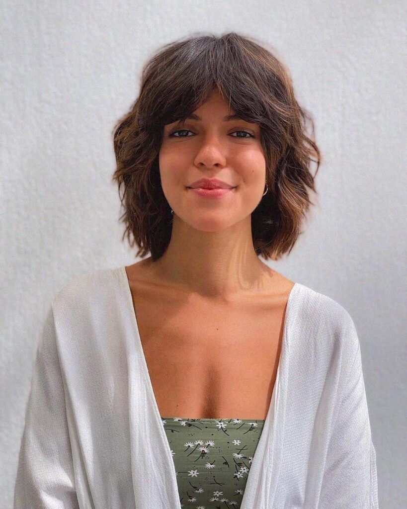mulher com cabelo curto e franja cortina bardot