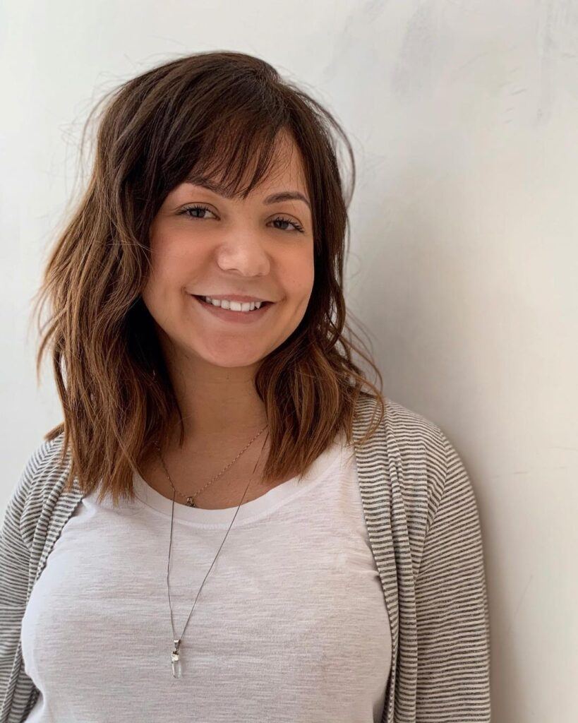 mulher com cabelo long bob e franja curta lateral