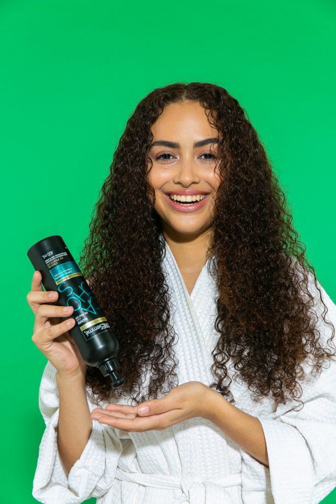 aplicação de creme tresemme em cabelo crespo cacheado longo 