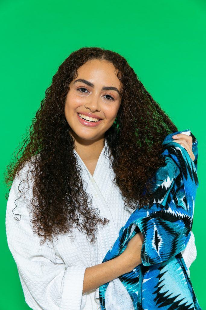secando cabelo crespo cacheado longo com toalha