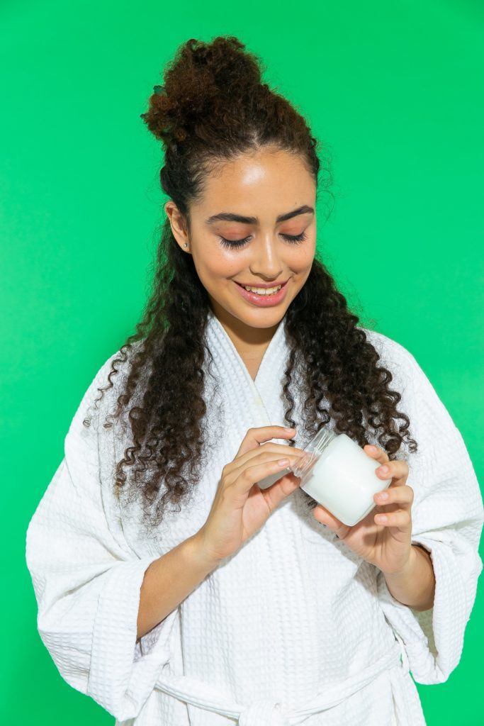 aplicação de creme em cabelo crespo cacheado longo