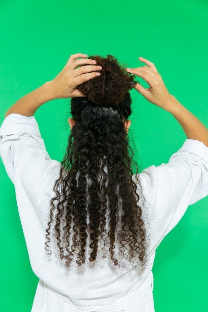 cabelo crespo cacheado longo sendo dividido