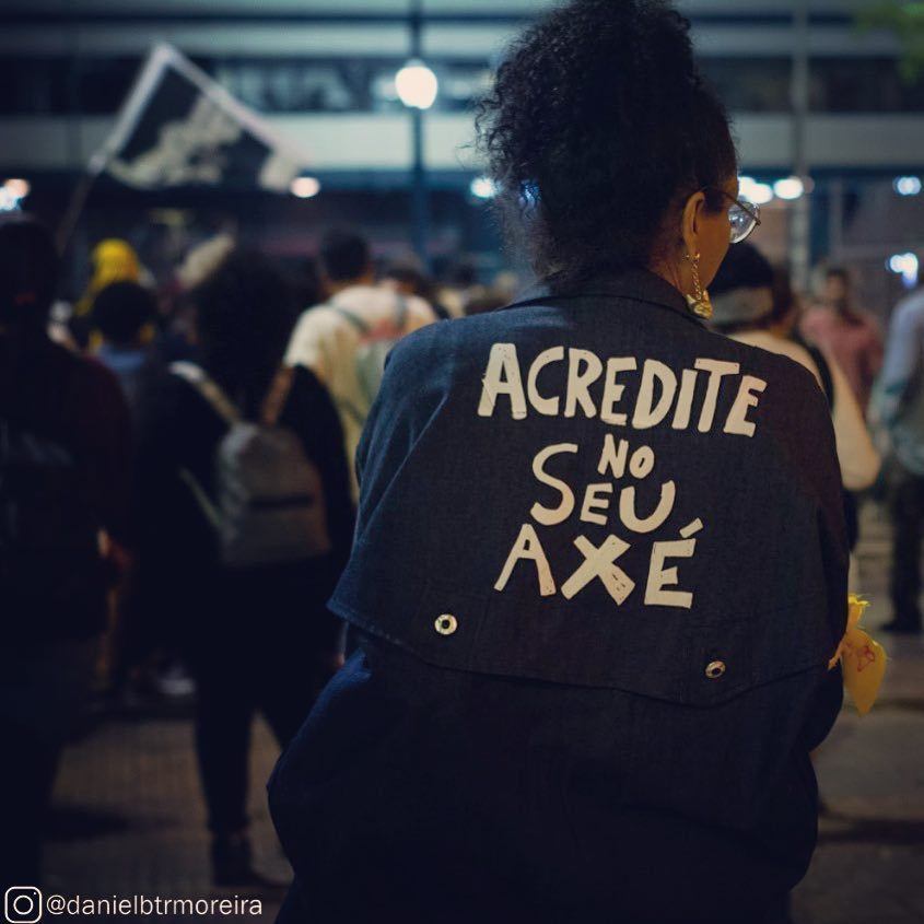 mulher de costas com cabelo cacheado preso