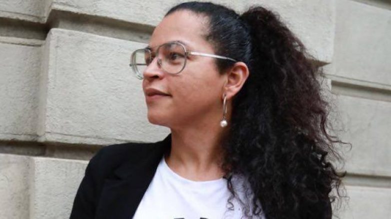 mulher com cabelo cacheado preso em um rabo de cavalo