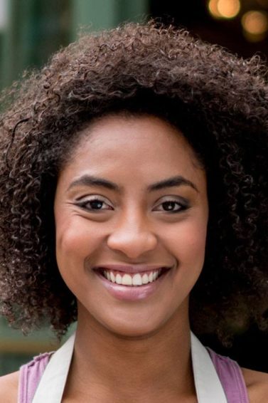 modelo com cabelo crespo curto: hidratação profunda de cabelos