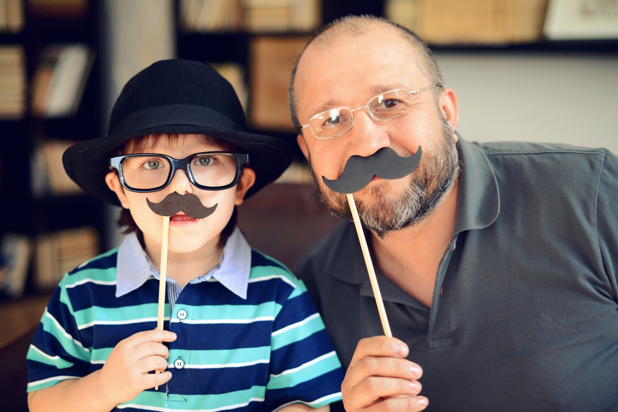 Pai e filho com o bigode que é símbolo do Movember, nosso Novembro Azul