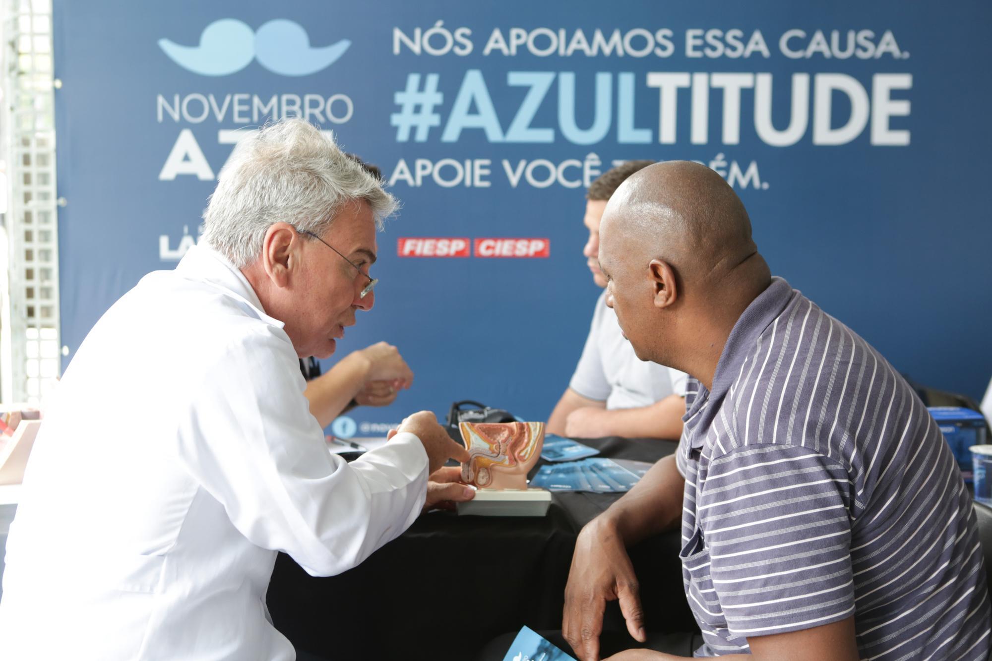 Médico conversa com paciente durante ação do Novembro Azul