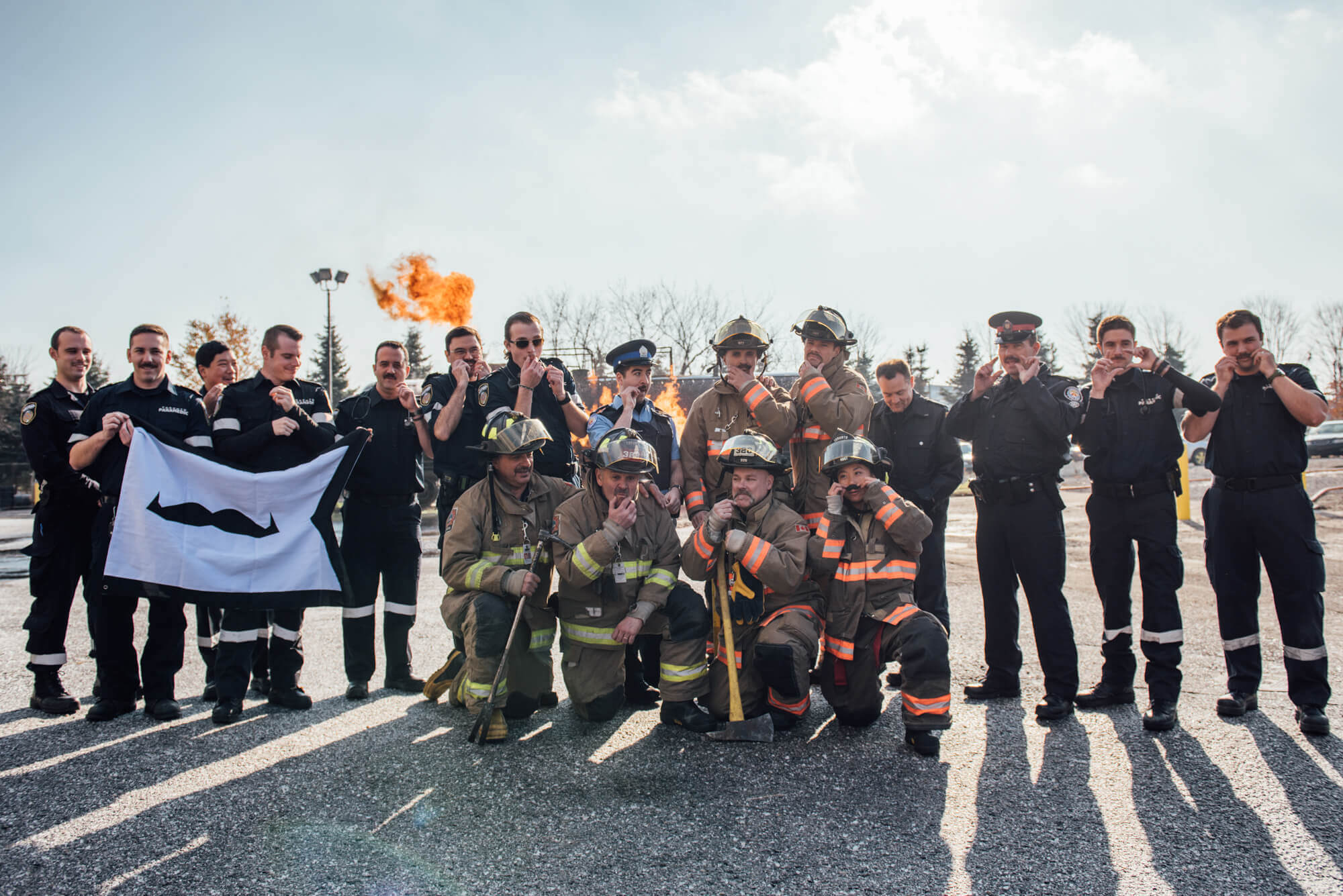 Foto de bombeiros que deixaram o bigode crescer para celebrar o Movember, nosso Novembro Azul