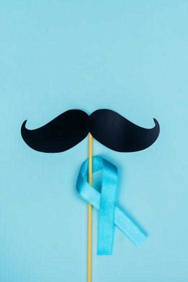 Foto com bigode e laço azul: símbolo do Movember e Novembro Azul.