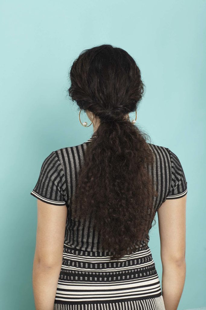 modelo de rabo de cavalo torcido para cabelo cacheado