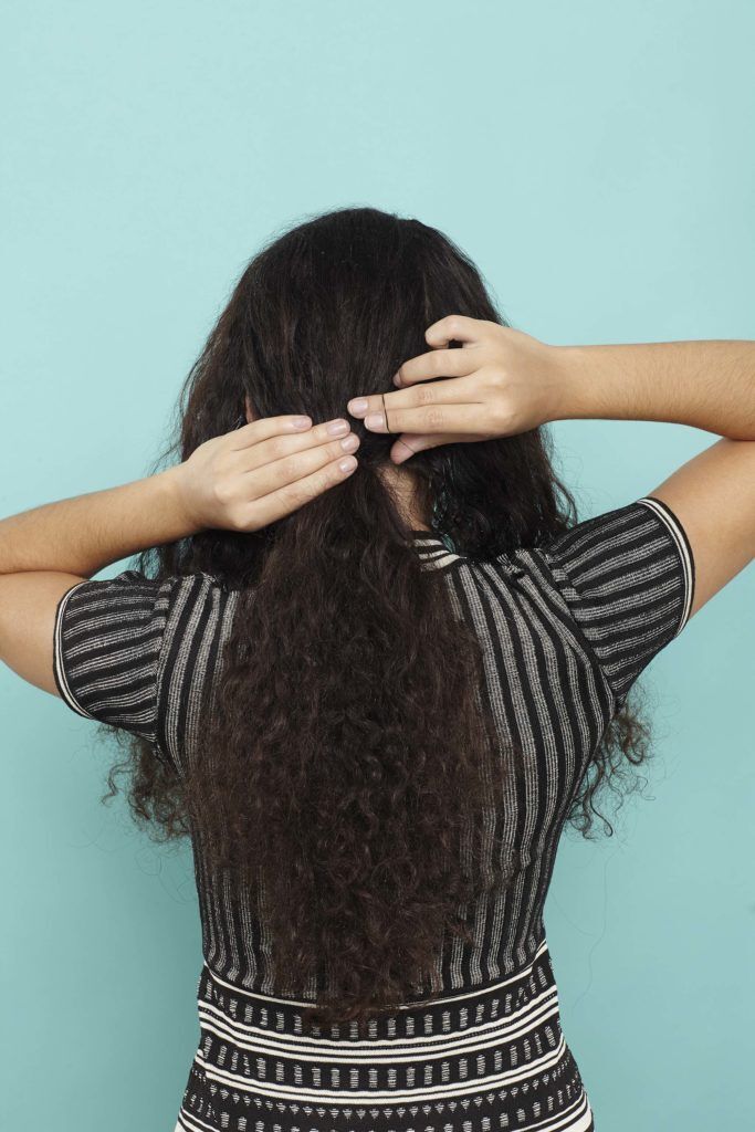 modelo de rabo de cavalo torcido para cabelo cacheado