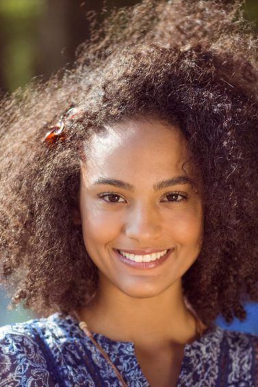 modelo com cabelo crespo curto: creme de tratamento para cabelos crespos