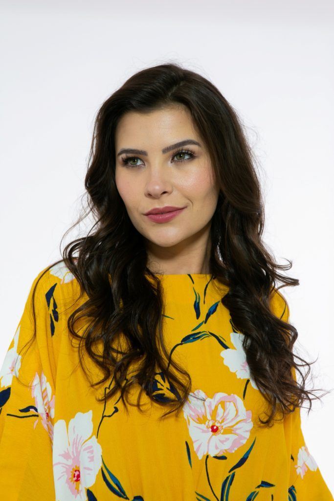 modelo de cabelo longo, preto e cacheado com chapinha