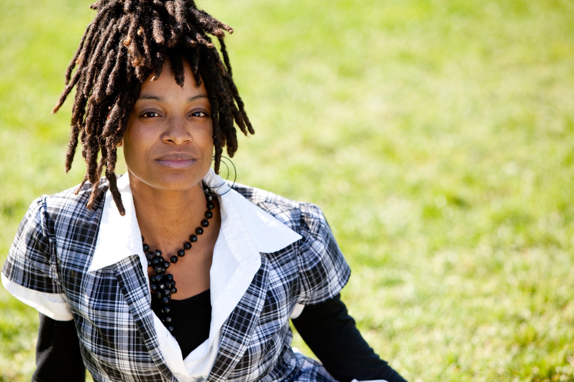 Mulher com dread no cabelo crespo preso