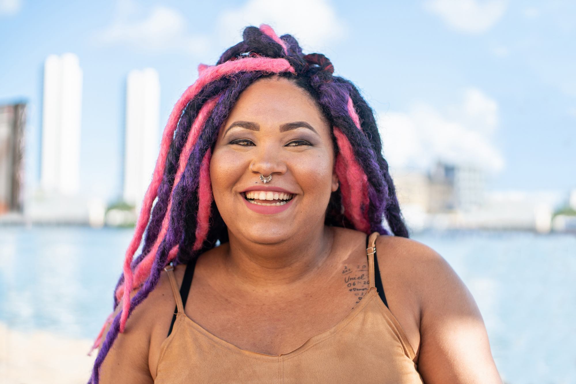 Mulher com dread no cabelo crespo colorido