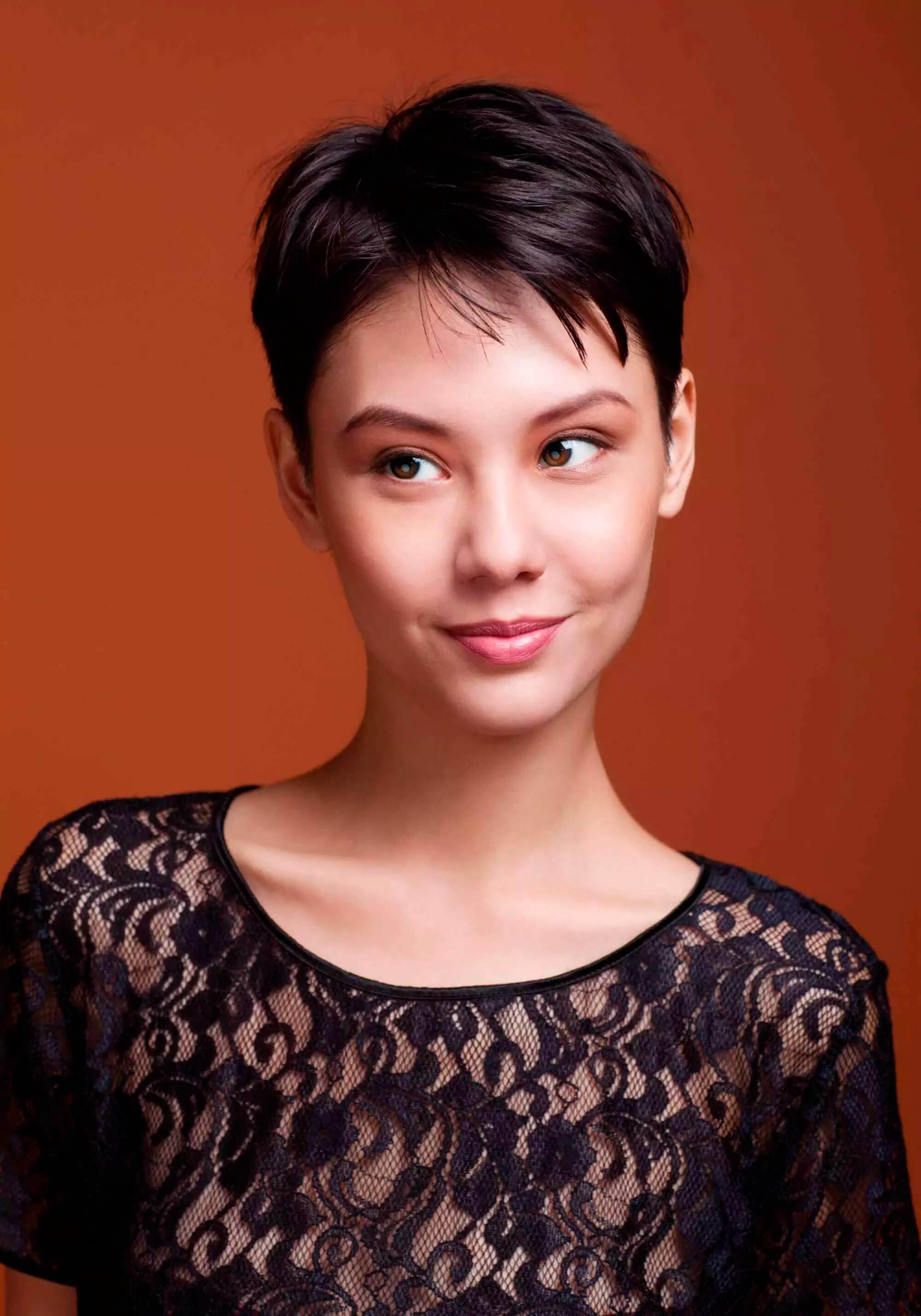 modelo com um dos cortes de cabelo para grávidas