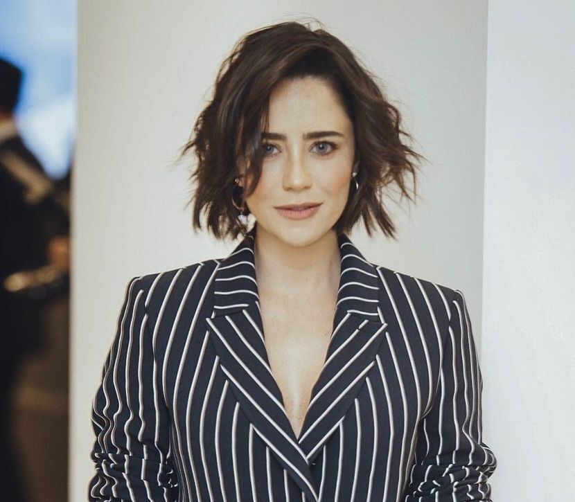 mulher com corte chanel assimétrico