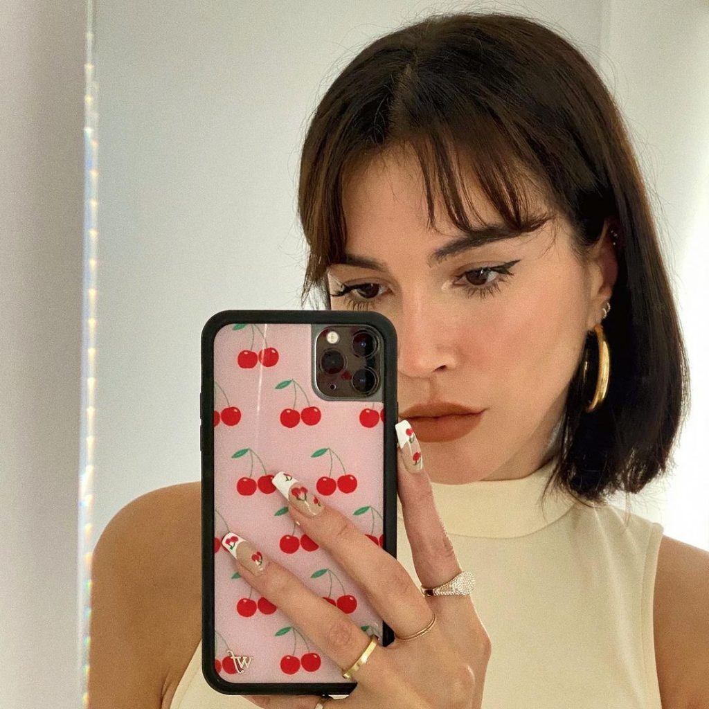 mulher com cabelo chanel e franja