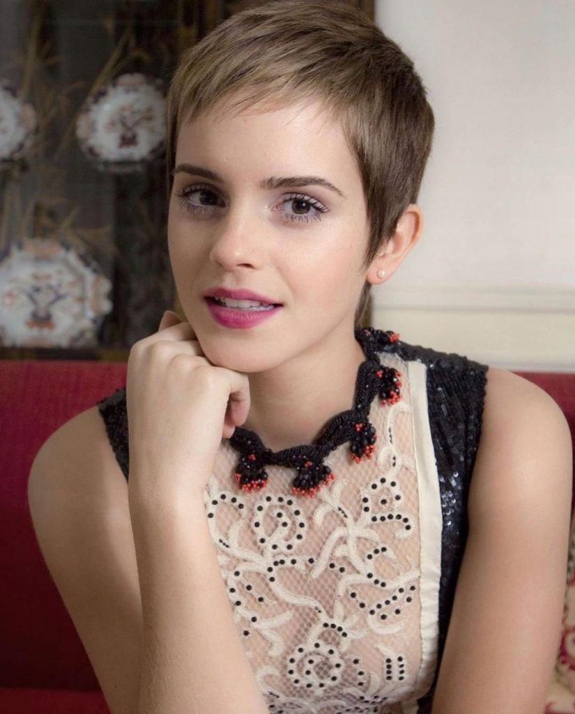 mulher com cabelo pixie