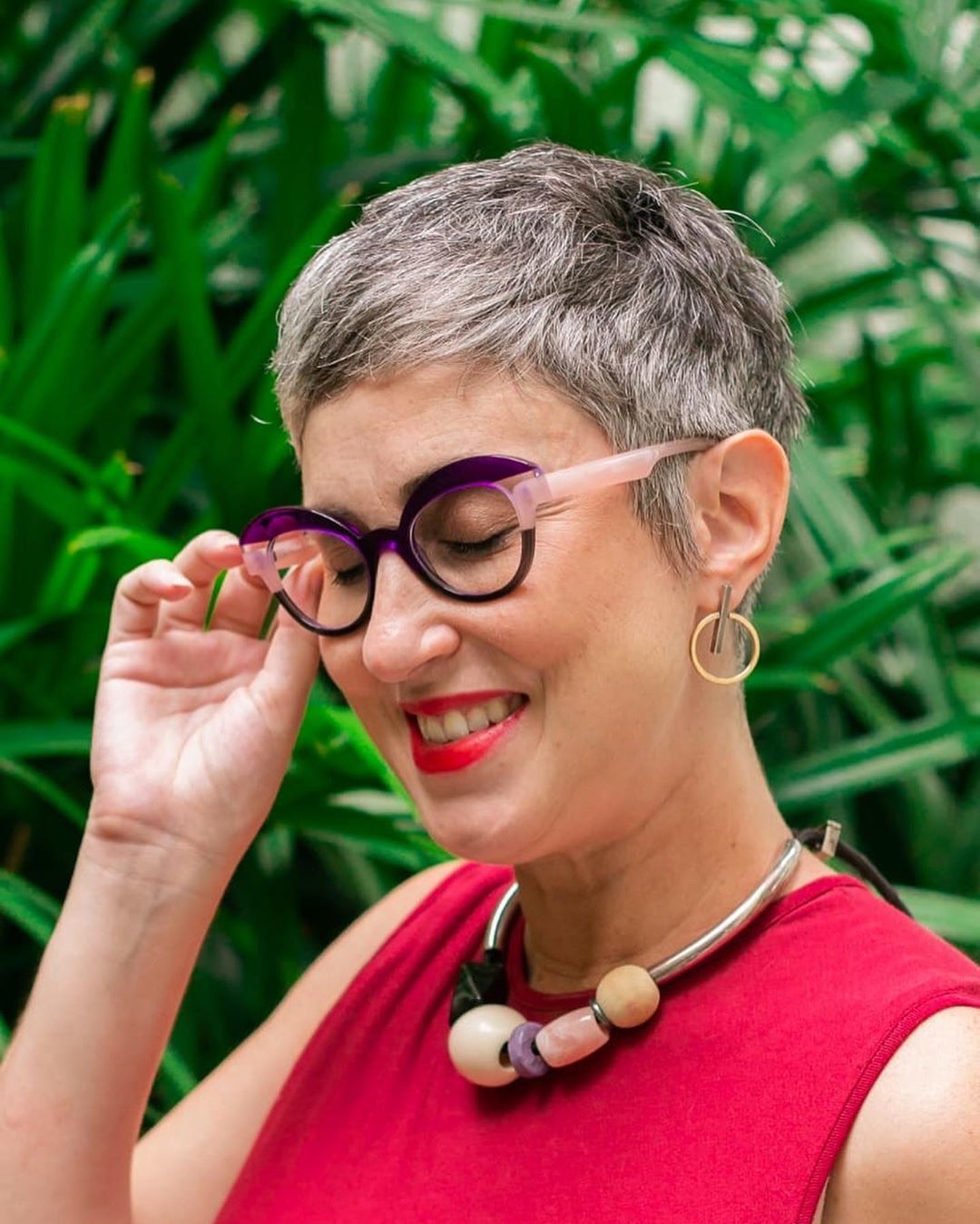 Mulher com corte de cabelo joãozinho para valorizar o cabelo branco