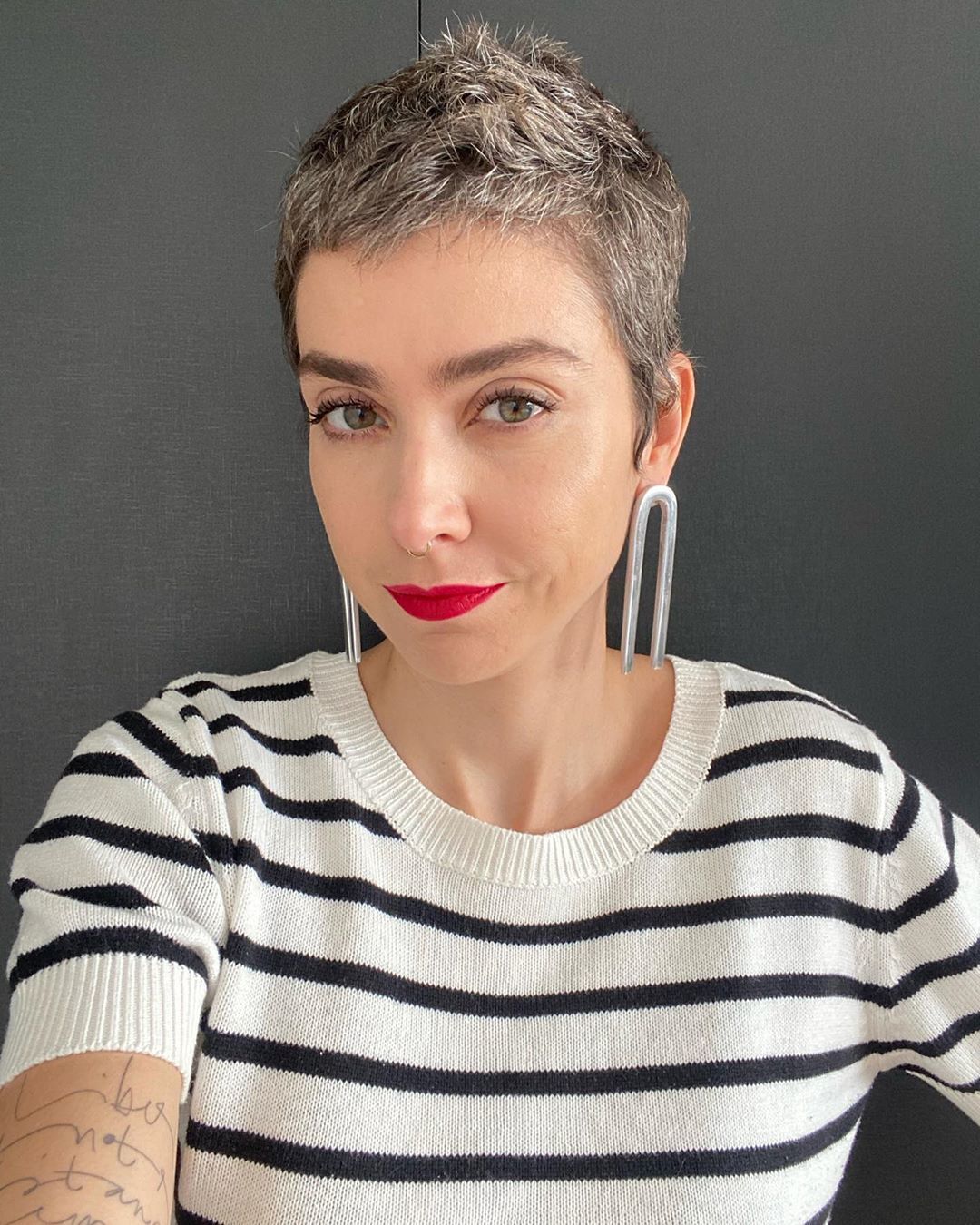 Mulher com cabelos brancos e pixie cut
