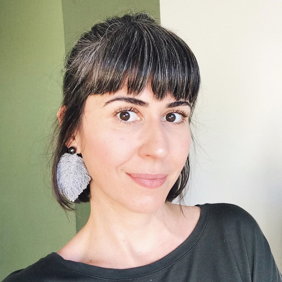 Mulher com corte de cabelo com franja para valorizar o cabelo branco