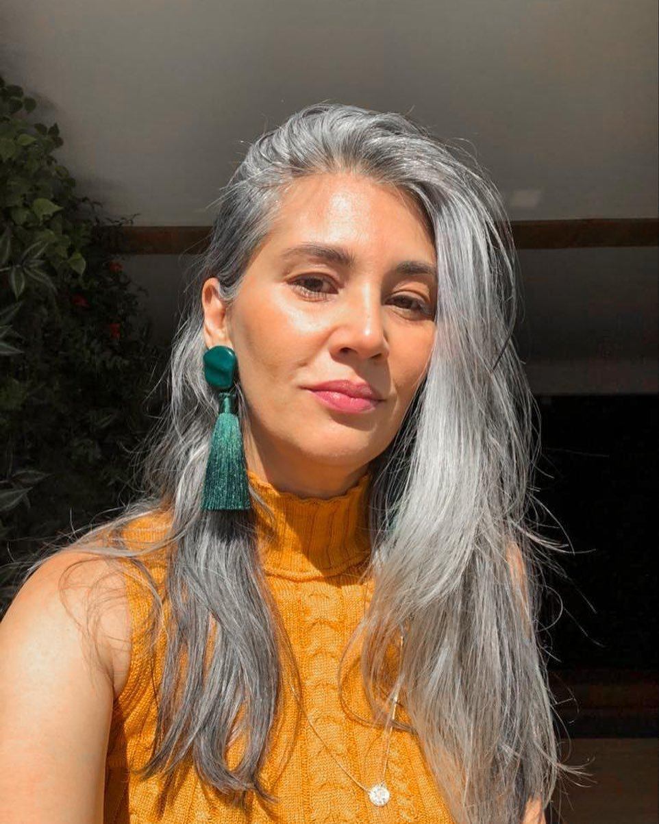 Mulher com corte de cabelo longo para valorizar o cabelo branco