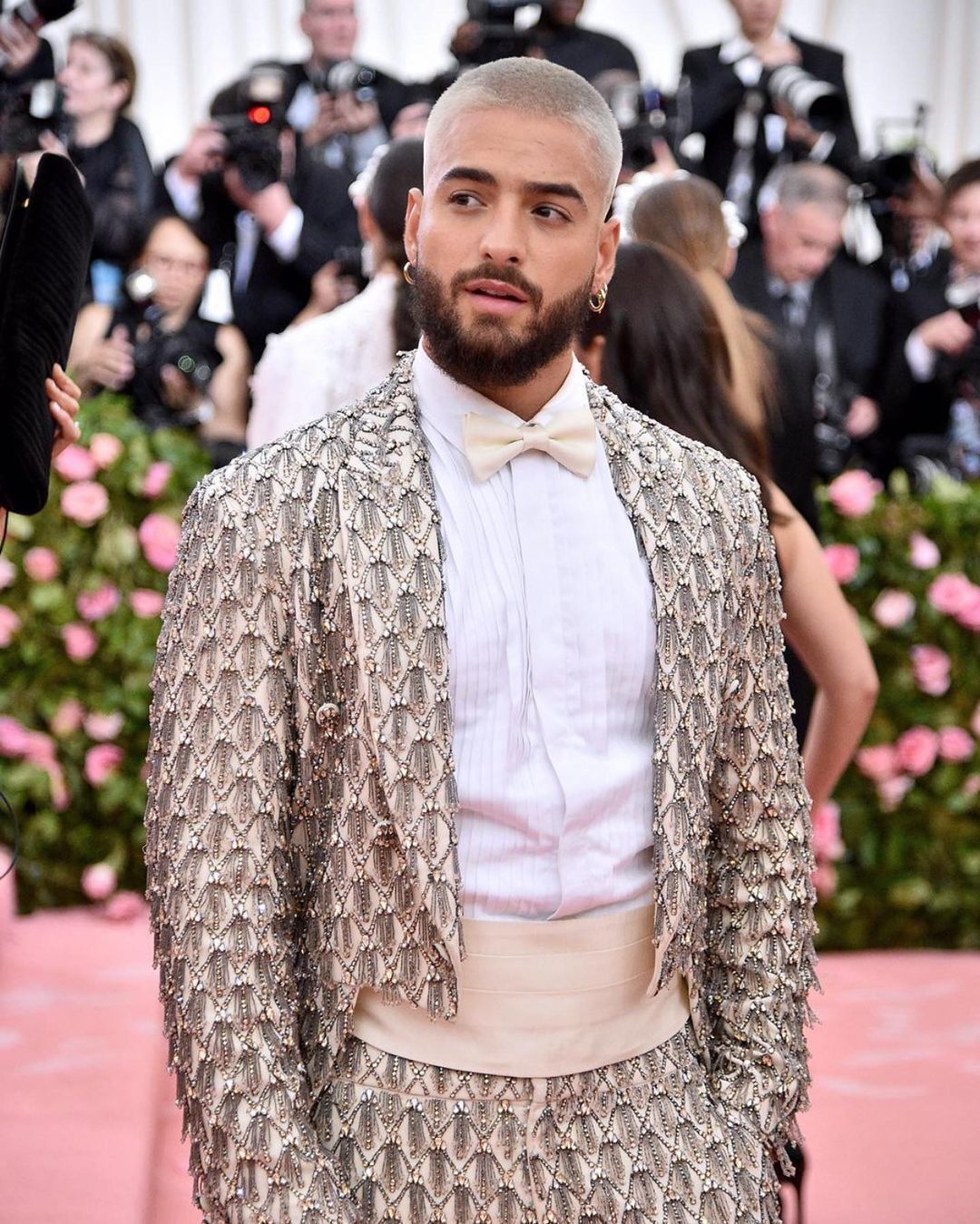 Maluma com cabelo raspado descolorido