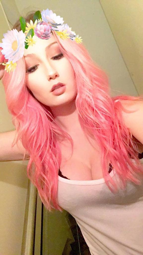 Cabelo ondulado rosa abaixo dos ombros