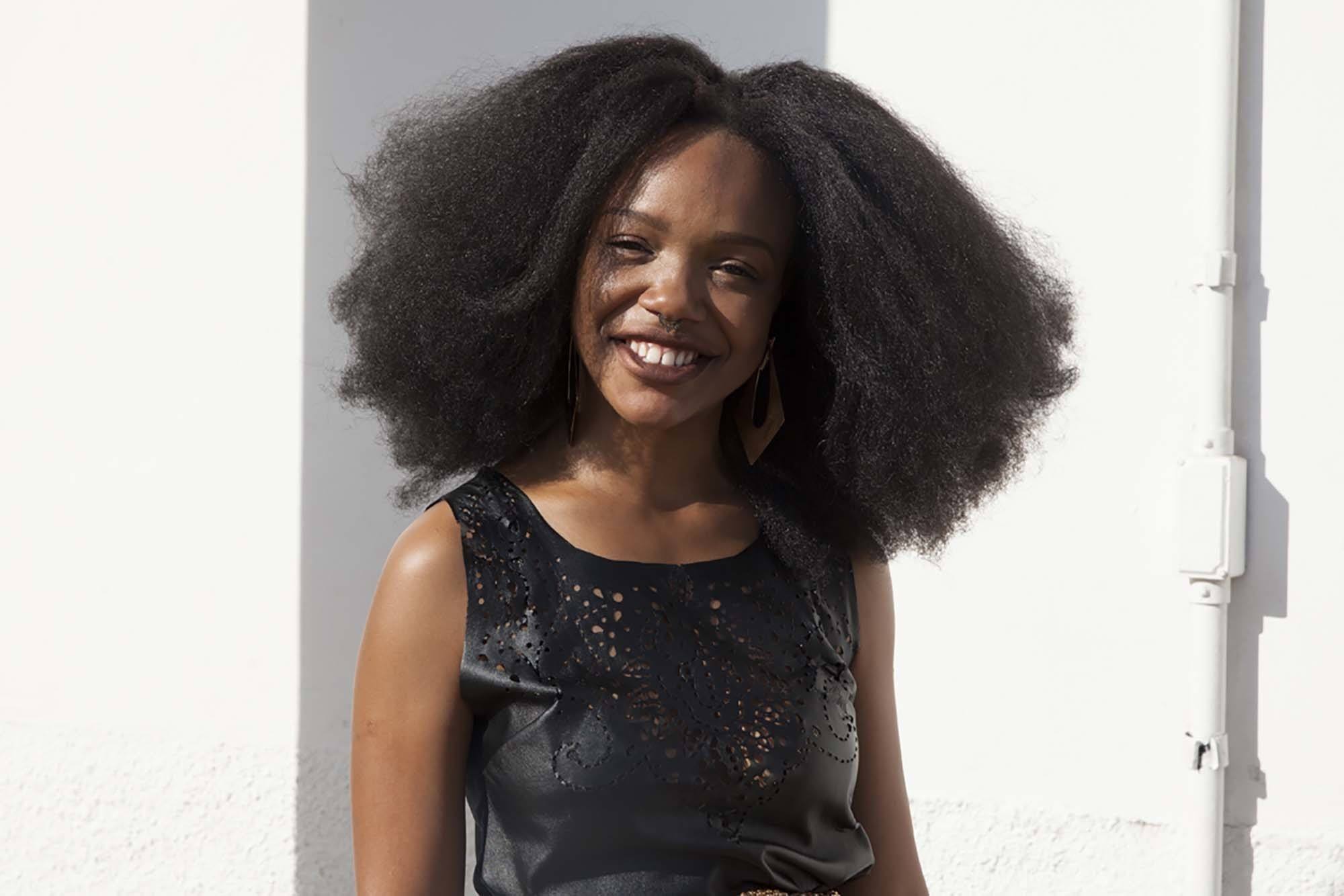 Cabelo crespo afro escovado