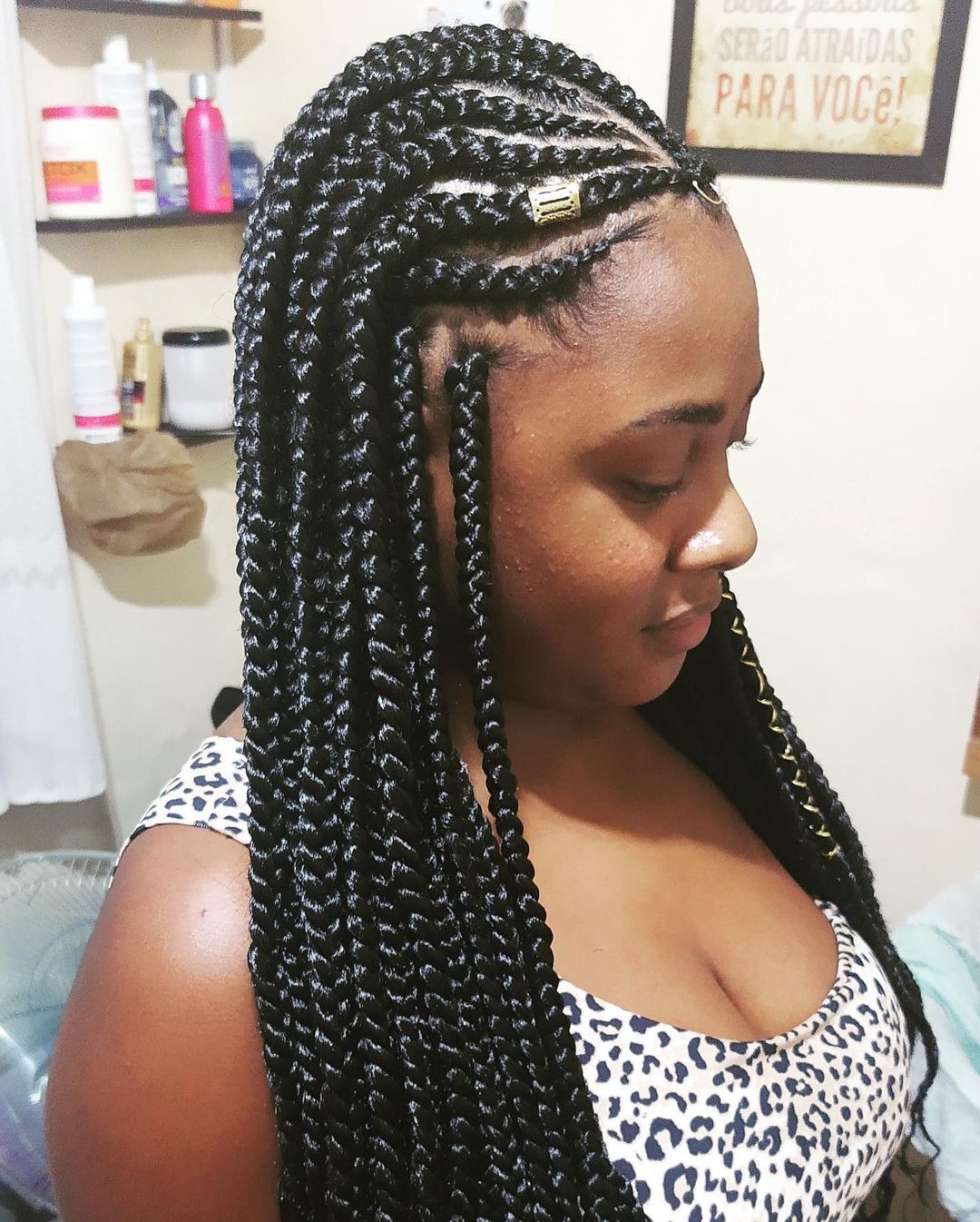 Mulher posa de perfil com tranças fulani braids