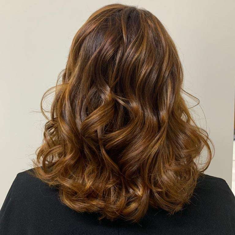 mulher com mechas invertidas caramelo