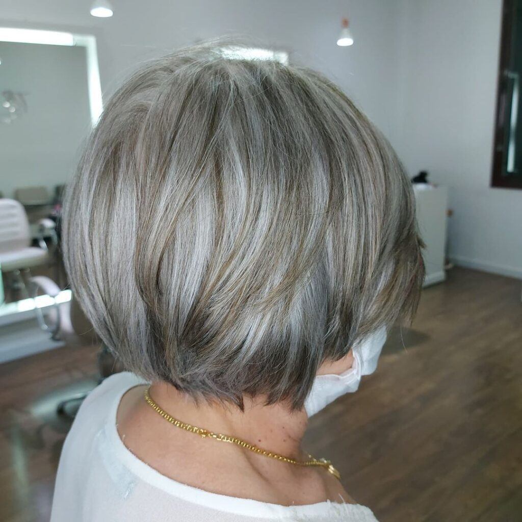 mulher com mechas invertidas em cabelo grisalho