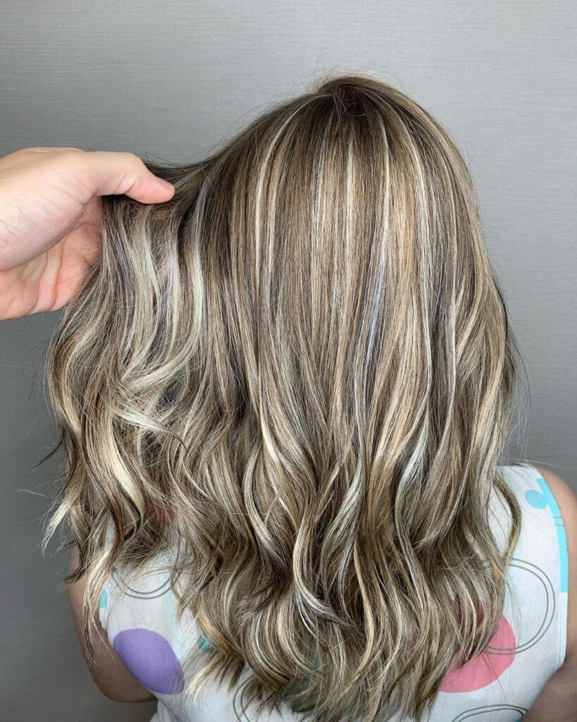 mulher com mechas invertidas mel