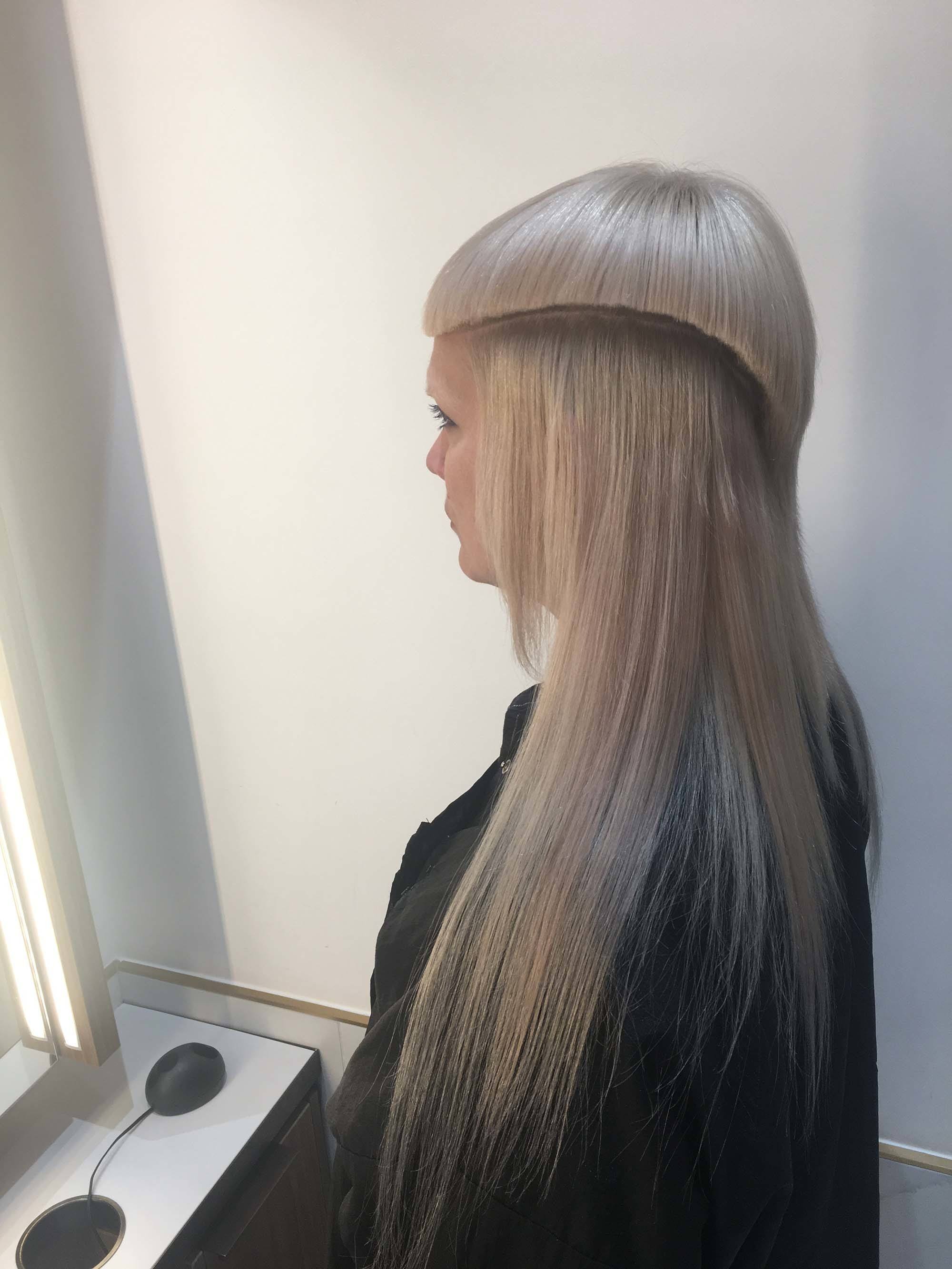 modelo loira com novo corte mullet