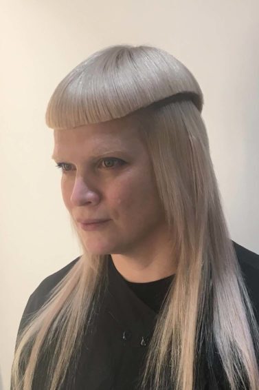 modelo loira com novo corte mullet