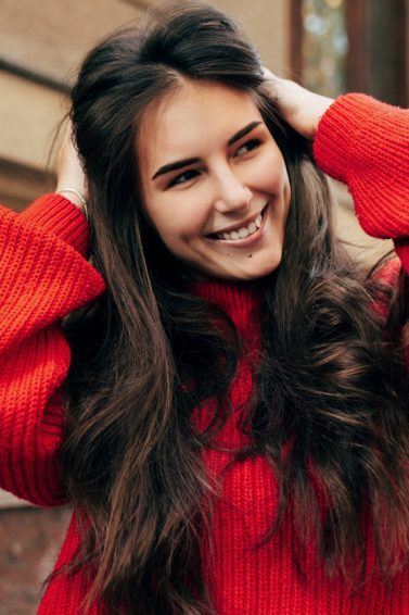 mulher com cabelo castanho longo