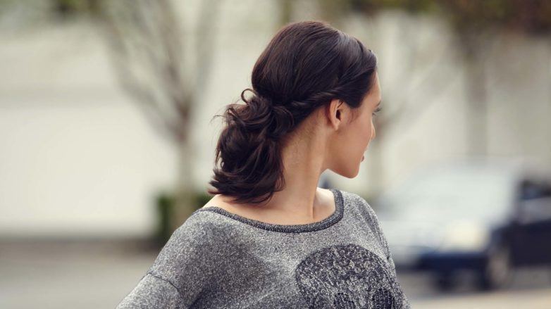 Modelo com cabelo torcidinho para matéria de penteados fáceis para cabelos sujos