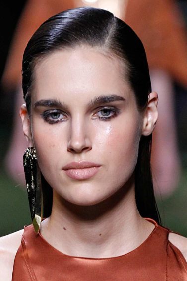 Modelo com cabelo wet hair para matéria de penteados fáceis para cabelos sujos