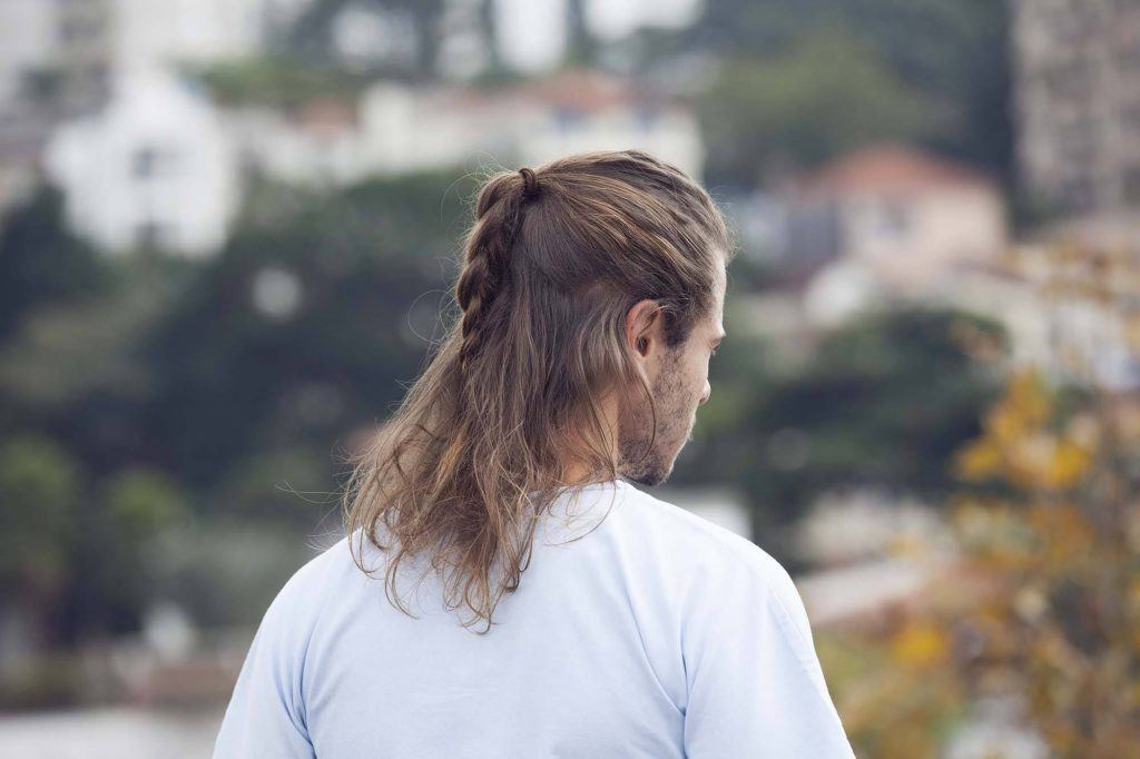homem com cabelo semipreso com trança