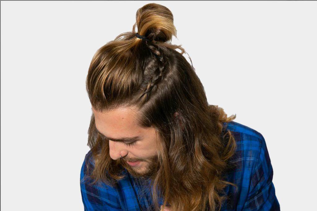 homem de lado com cabelo semipreso