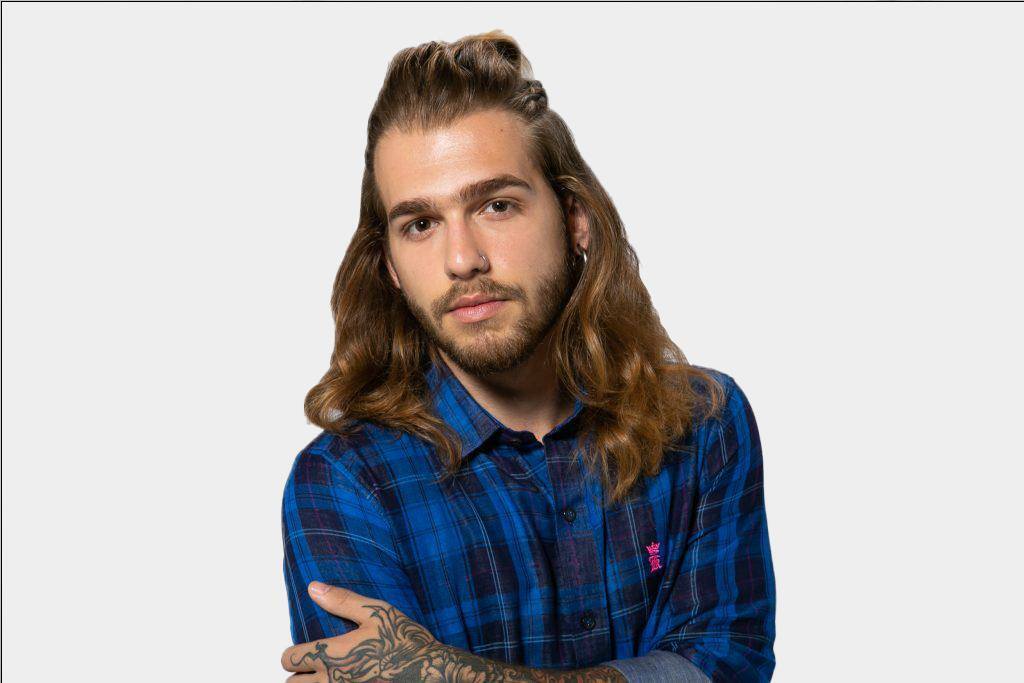 homem com cabelo semipreso