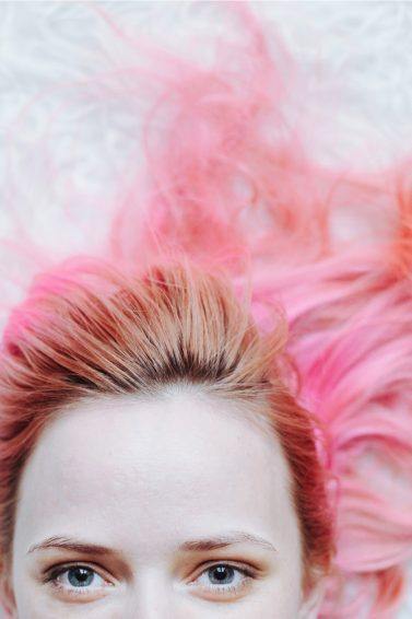 Mulher com cabelo pintado de rosa
