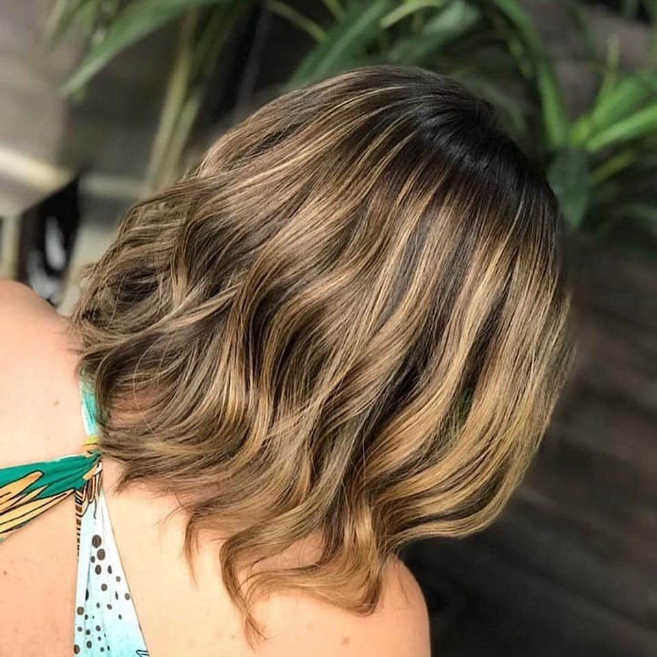 Mulher com reflexo no cabelo curto chanel
