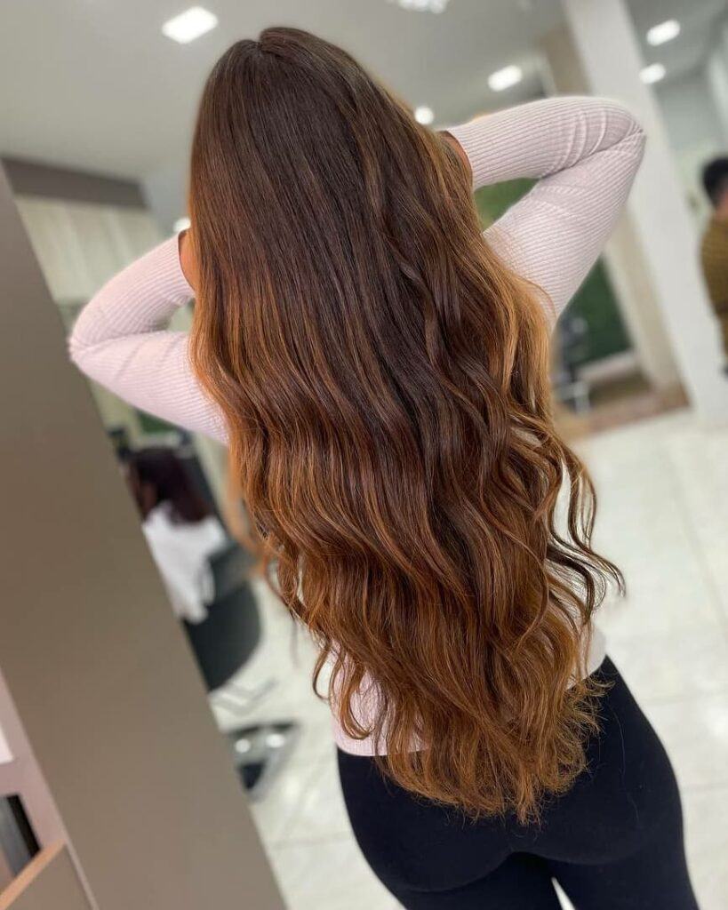 Mulher de cabelo longo com reflexo