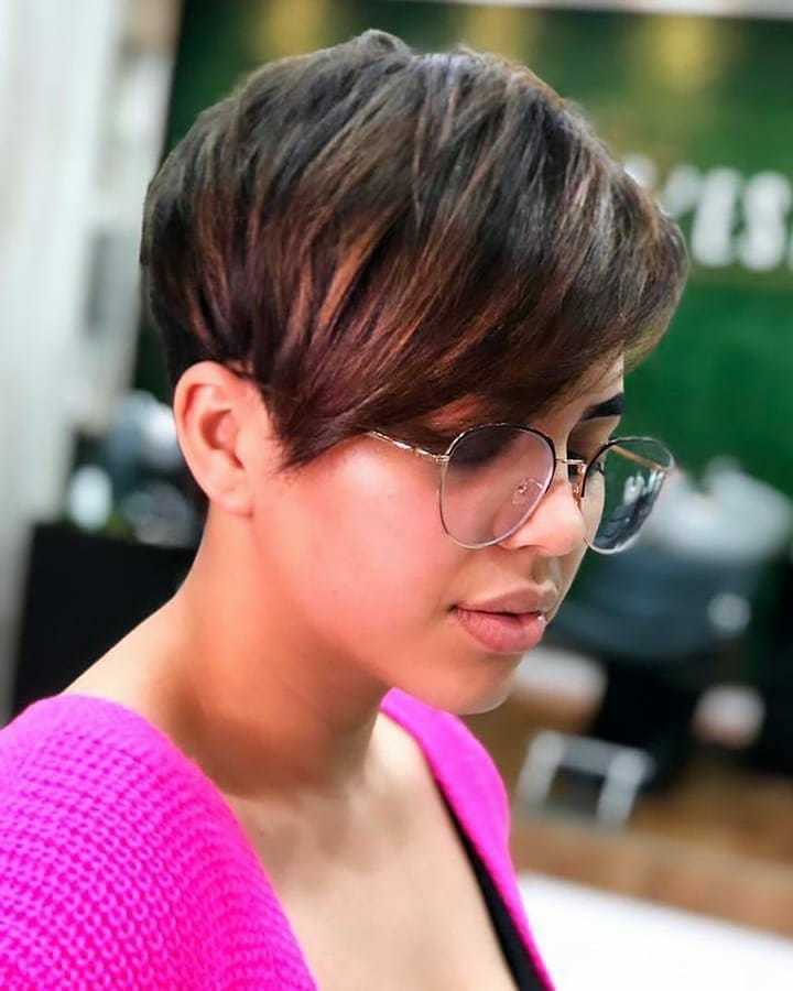 Mulher de cabelo curto castanho e com reflexo