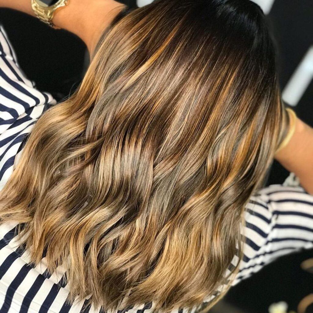 Mulher com reflexo no cabelo curto liso