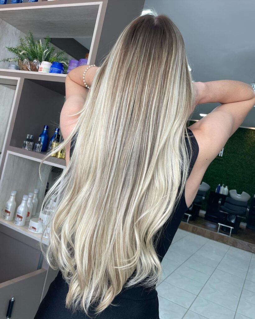 Mulher com cabelo loiro longo liso platinado