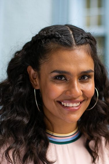 Cabelo cacheado semipreso com trança boxeadora